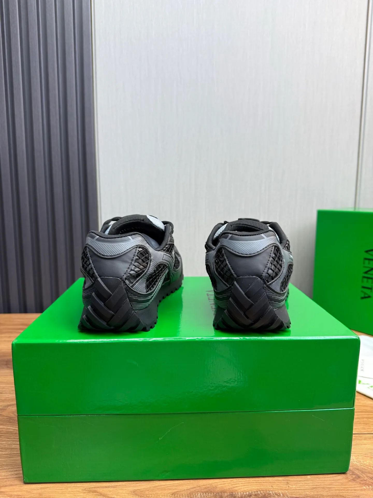 Men's men's shoes 💰620💰 BV top version 𝘽𝙊𝙏𝙏𝙀𝙂𝘼 𝙑𝙀𝙉𝙀𝙏𝘼 Orbit sneakers Wang Yibo same style couple style dad shoes 🩷💚 Runner sneakers, made of lightweight technical mesh fabric. Features a geometric patterned rubber outsole. Pay attention to the package craftsmanship ❕ High version shipping ❗️ Very nice, durable to play with and durable to make ✔️ Standard version 💯💯 The outsole is made of color-blocked TPU outsole. Women’s model 35-41 (40 41 customized) Men’s model 39-46 (45.46 customized) Equipped with original packaging